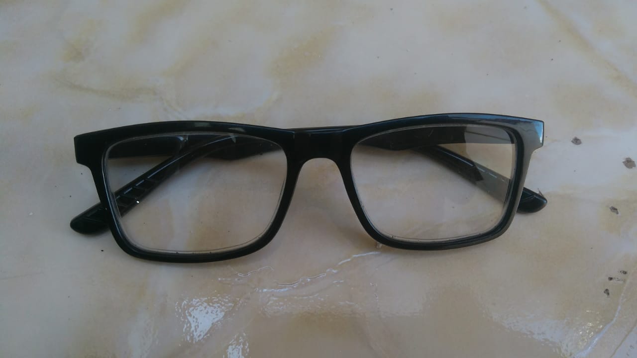 óculos de grau preto encontrado